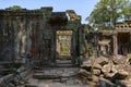 Une succession de portes donnant accÃÂ¨s ÃÂ  la salle de danse du temple Preah Khan dans le domaine des temples de Angkor, au